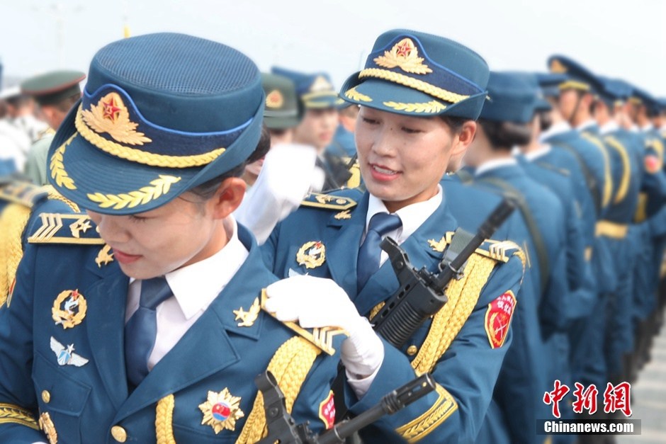 中国人民解放军三军仪仗队中的女兵，荣耀与担当，中国人民解放军三军仪仗队女兵的荣耀与担当