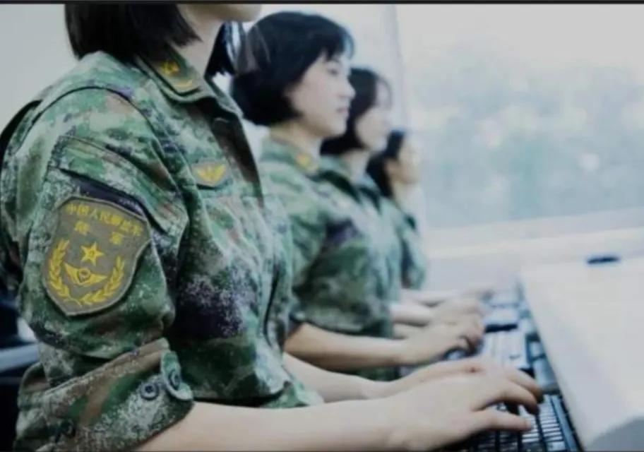 星空迷彩服与军装图片，探索军事时尚与深邃星空的交融之美，星空迷彩服与军装，军事时尚与深邃星空的完美交融之美图片欣赏