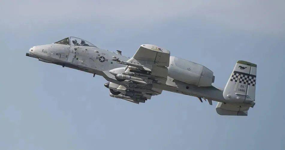 A-10疣猪攻击机的价格及其相关因素探讨，A-10疣猪攻击机的价格及相关因素解析