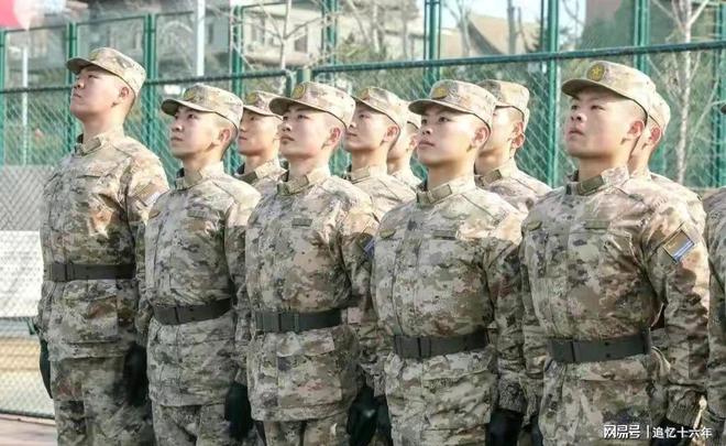 解放军与普通兵之间的区别，职责、角色与荣誉的象征，解放军与普通兵，职责、角色与荣誉的象征差异解读