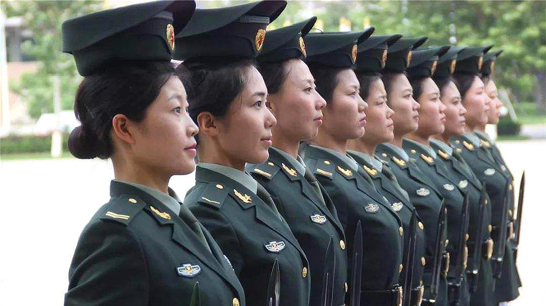 一睹仪仗队女兵们的风采，仪仗队女兵风采展示，飒爽英姿令人瞩目