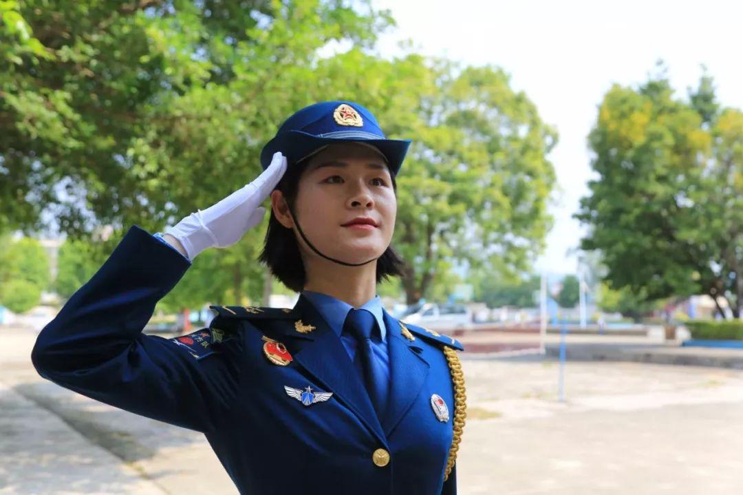 看到女兵方队的感受，荣耀与力量的交织，女兵方队的荣耀与力量，荣耀交织的瞬间