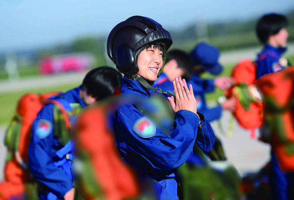 空军第十二批女飞行学员完成首次跳伞，突破天际的勇敢之翼，空军第十二批女飞行学员完成首次跳伞，勇敢之翼翱翔天际