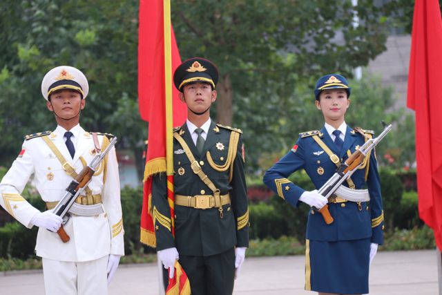 仪仗队指挥刀动作教学详解，仪仗队指挥刀动作教学指南