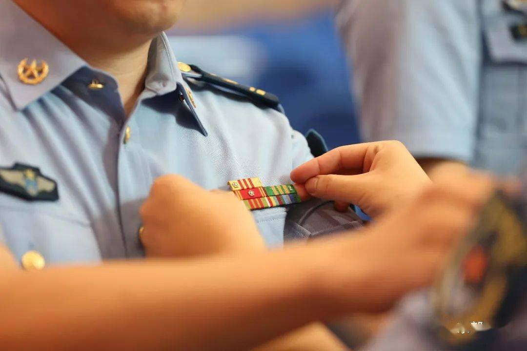 新式警服配发资历牌，重塑警察形象与提升职业荣誉感，新式警服配发资历牌，重塑形象，提升职业荣誉感