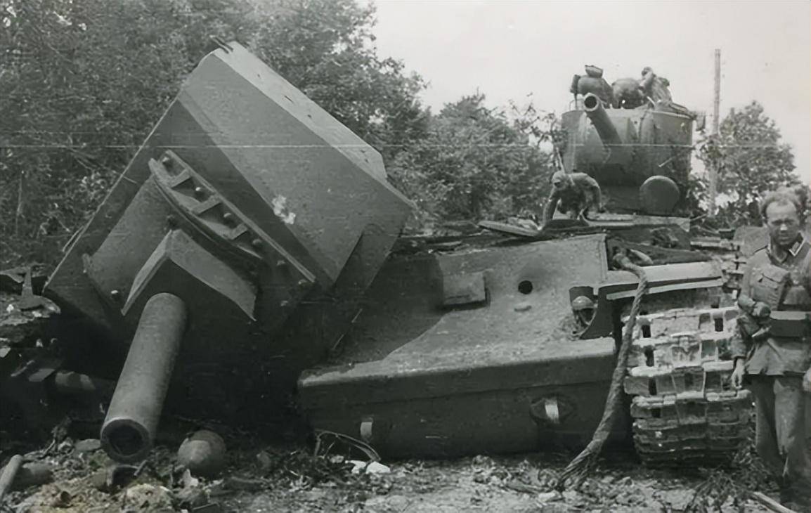 KV2与虎式的对决，二战坦克的较量，KV2与虎式，二战坦克巅峰对决