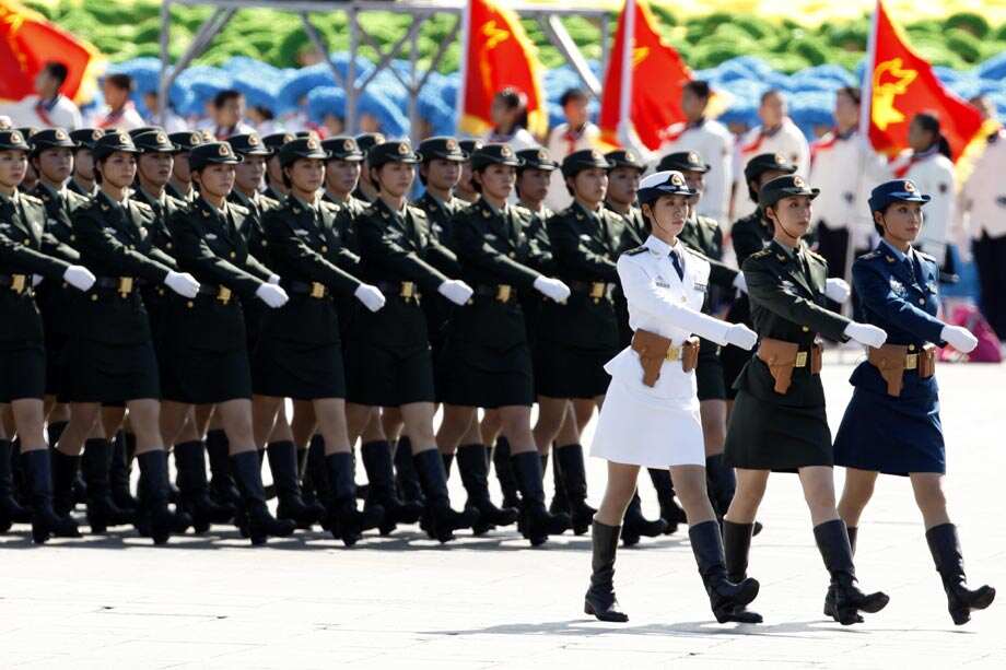 女兵方队第一排第十名，荣耀与责任，女兵方队第一排第十名，荣耀与责任的见证