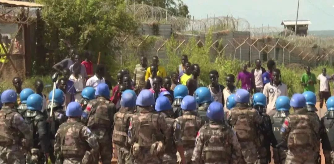果敢难民唱哭了中国武警，跨越国界的情感共鸣，果敢难民唱哭中国武警，跨越国界的情感共鸣之夜