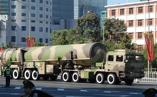 东风31A改进型导弹的飞行图片，揭示其技术革新与战略意义，东风31A改进型导弹技术革新与战略意义揭秘，飞行图片曝光