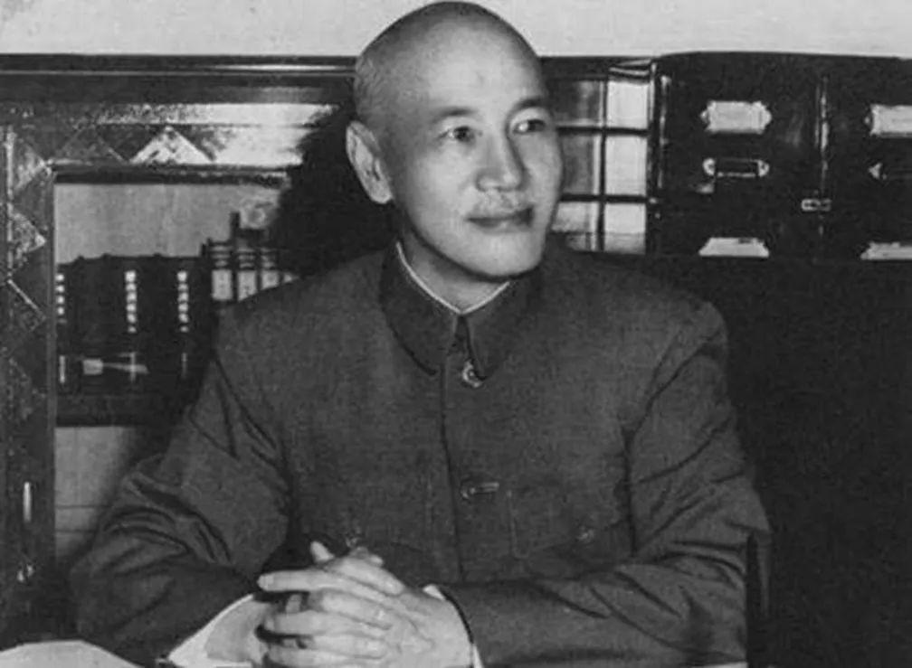 英国被击沉的军舰在长江的历史之旅，长江之旅揭秘英国军舰沉没之谜