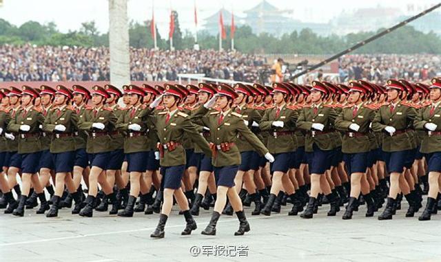 阅兵式上的女兵方队，荣耀与力量的展现，阅兵式上的女兵方队，荣耀与力量的璀璨瞬间