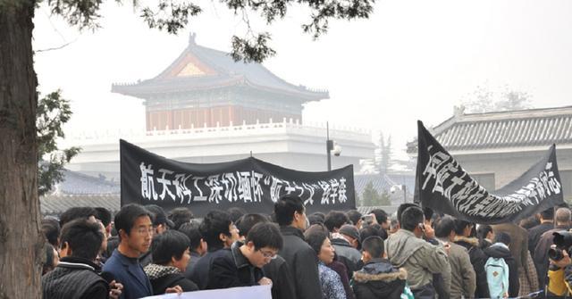 三军仪仗队抬棺仪式中的勇士们，三军仪仗队抬棺仪式勇士风采展露