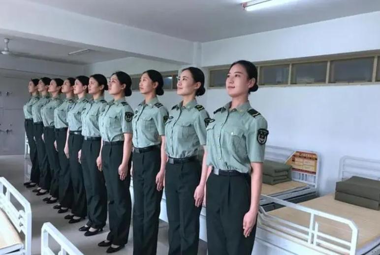 中国女兵最漂亮的是谁？，中国女兵的美丽风采，谁是最亮眼之星？