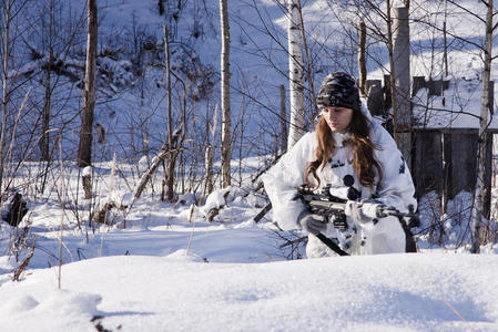 女兵人雪地狙击手，坚韧与勇气的象征，女兵雪地狙击手，坚韧与勇气的荣耀象征