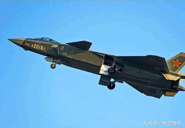 歼-20与F-22，究竟谁更强？，歼-20与F-22，谁主沉浮？空战实力大比拼！