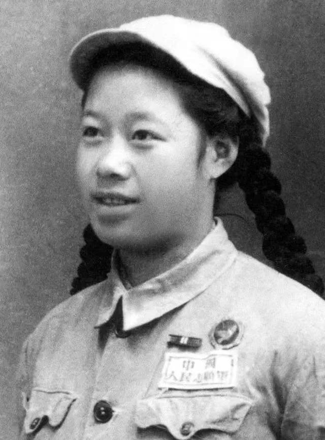 时光流转中的珍贵记忆，一张女兵老照片的故事，女兵老照片背后的珍贵记忆与时光流转的故事