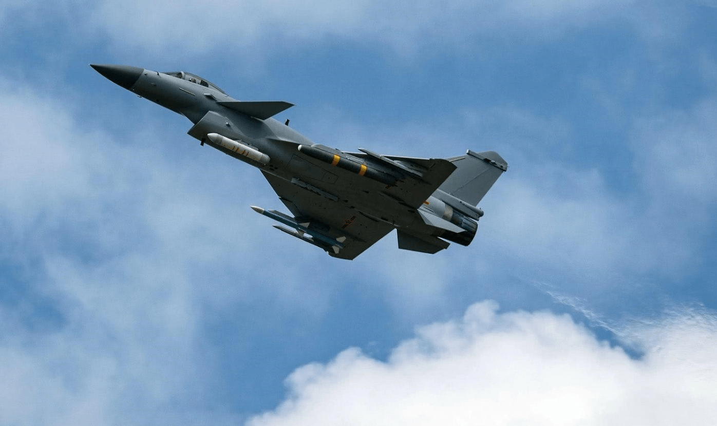 F16V战斗机与歼-10C，空中力量的两大杰出代表，F16V战斗机与歼-10C，空中力量的杰出代表对比