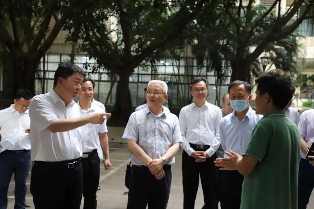 海南舰，航母还是两栖攻击舰？深入解析中国海军新力量，中国海军新力量，海南舰——航母还是两栖攻击舰？深入解析