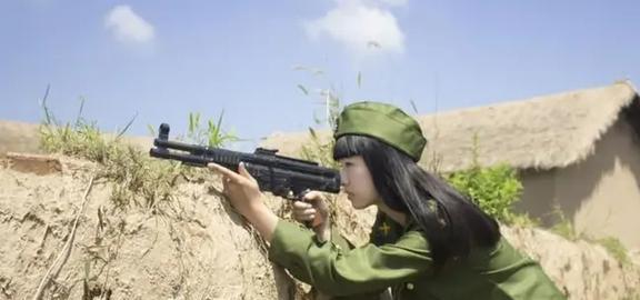 裤裆里塞手雷，一则关于勇气与智慧的故事，手雷与勇气，智慧与胆识的考验