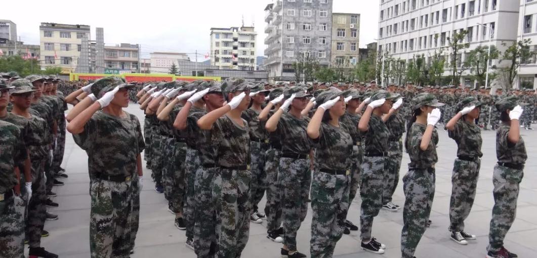 国防军事黑板报，传递军事知识，激发爱国热情，国防军事黑板报，传递军事知识，点燃爱国热情之光