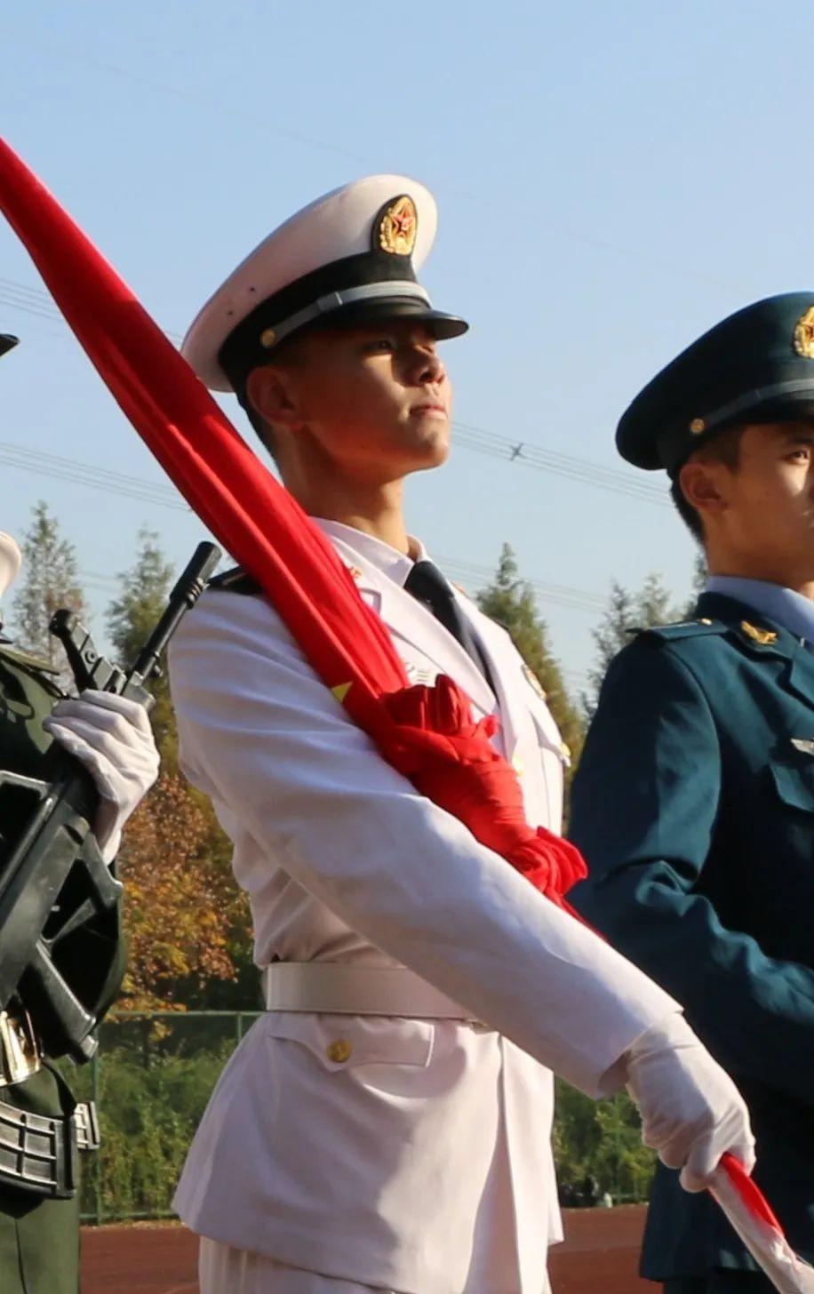 青岛海军士官一个月工资揭秘，两万元背后的故事，青岛海军士官月工资揭秘，两万元背后的故事探秘