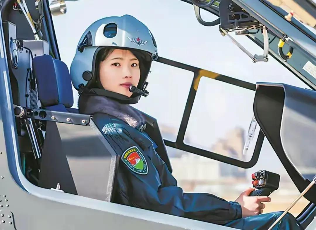 中国最美女飞行员图片，英勇与美丽的完美结合，中国最美女飞行员，英勇与美丽的璀璨风采图片展示