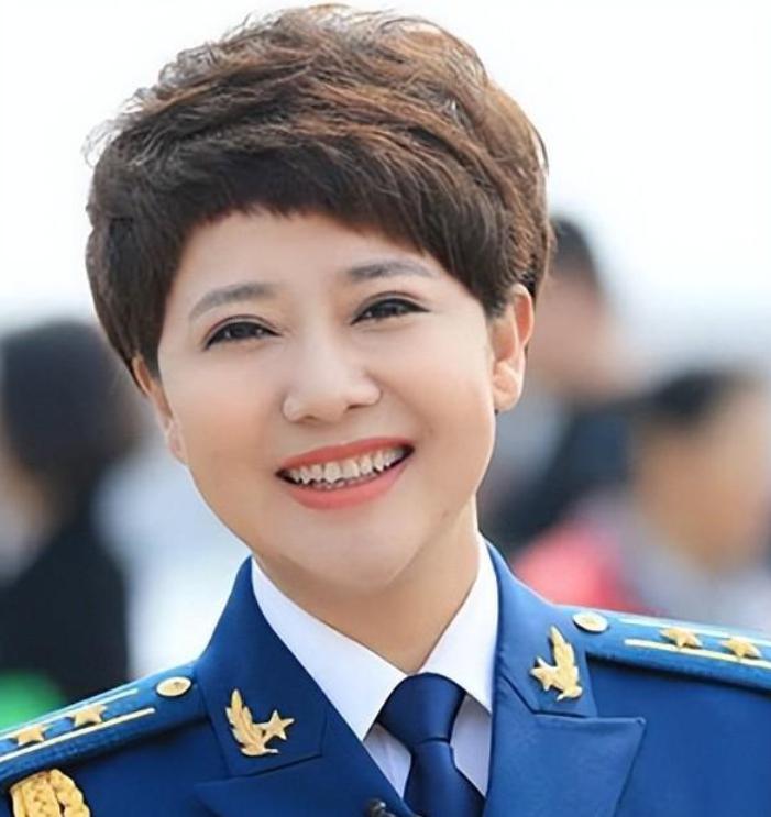 军事频道女主持人丁丽的魅力与影响力，丁丽，军事频道女主持人的魅力与影响力