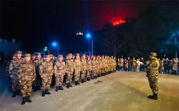 中央军事频道,爱我人民,爱我军,中央军事频道,热爱人民,致敬军队