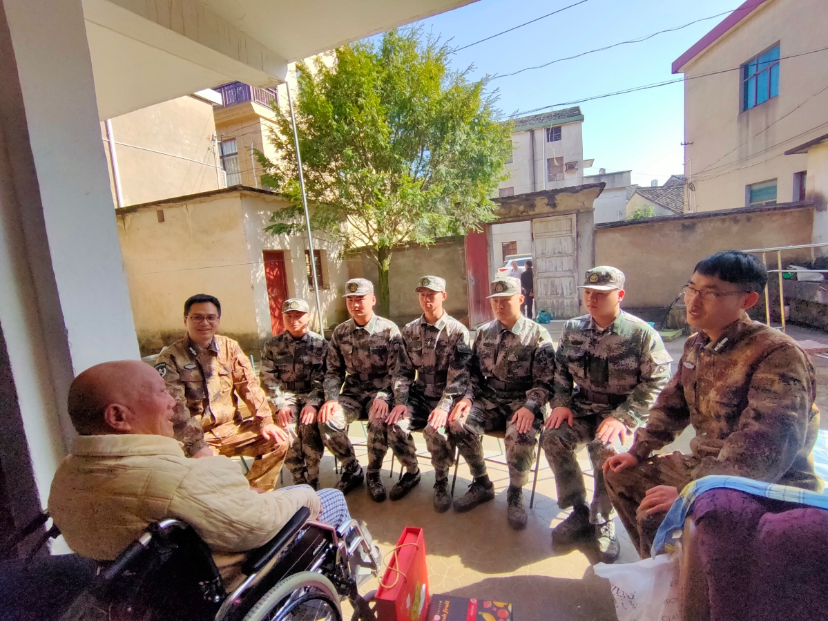 老兵打新兵图片，反思背后的深层含义，老兵打新兵现象背后的深层含义与反思