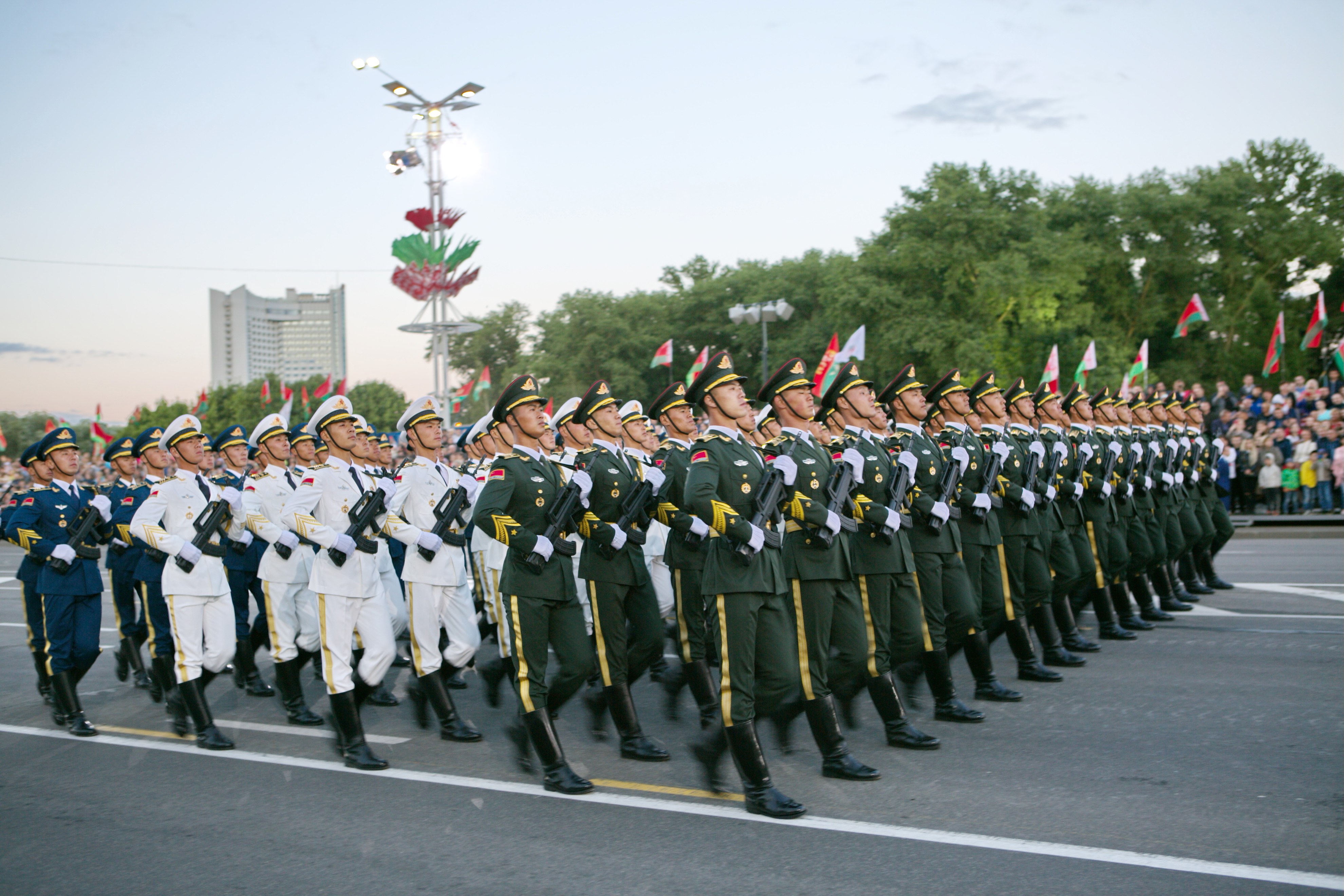 中国解放军阅兵仪式震撼俄柬，力量与友谊的展现，中国解放军阅兵仪式展现力量与友谊，震撼俄柬两国观察家目光
