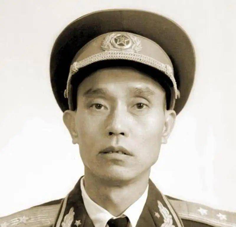 集团军司令员的职责与担当，集团军司令员的职责与担当，战略领航者的核心角色