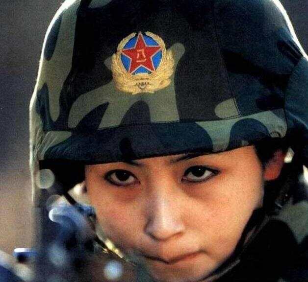 中国女兵的丰彩，坚韧、勇敢与荣耀，中国女兵的丰姿，坚韧、勇敢与荣耀的赞歌