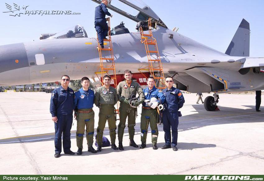 中巴军演歼-10与枭龙战机合影，展现空中力量的紧密合作与友谊的象征，中巴军演战机合影，空中力量的友谊与紧密合作展现