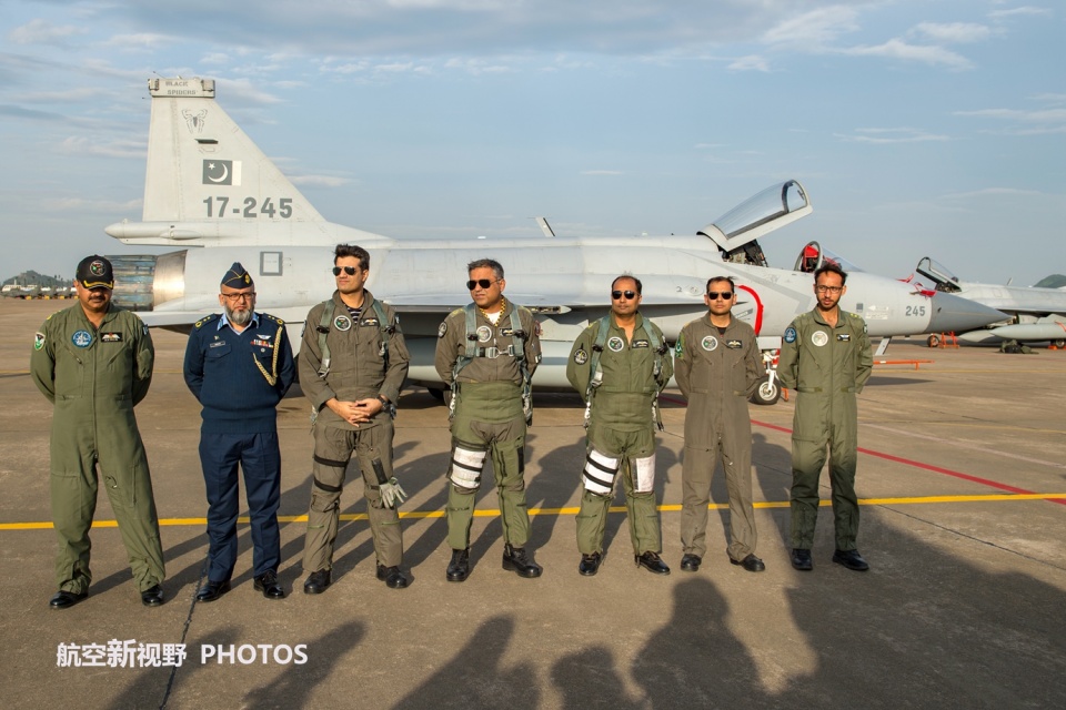 中巴军演歼-10与枭龙战机合影,展现空中力量的紧密合作与友谊的象征,中巴军演战机合影,空中力量的友谊与紧密合作展现