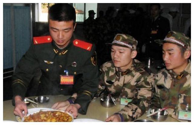 老兵遇见新兵拉练，传承与启发的力量，老兵与新兵拉练，传承与启发的力量交汇
