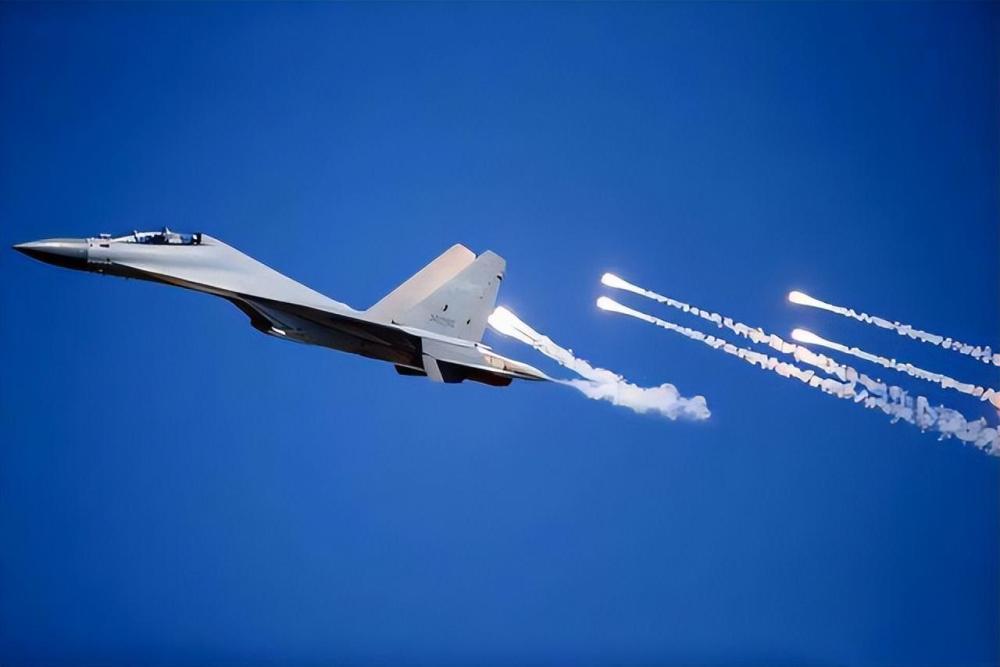 歼-16与F-15,空中巨人的对比,歼-16与F-15,空中巨人对比解析