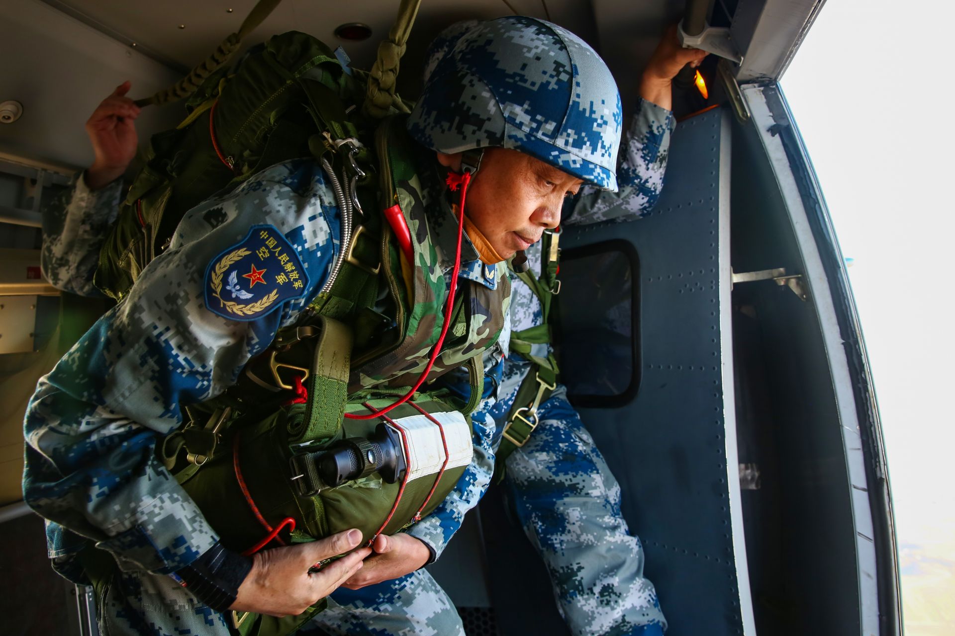 空降兵第15军马殿圣军长，英勇无畏，铸就军魂，空降兵第15军军长马殿圣，铸就英勇军魂的无畏领袖