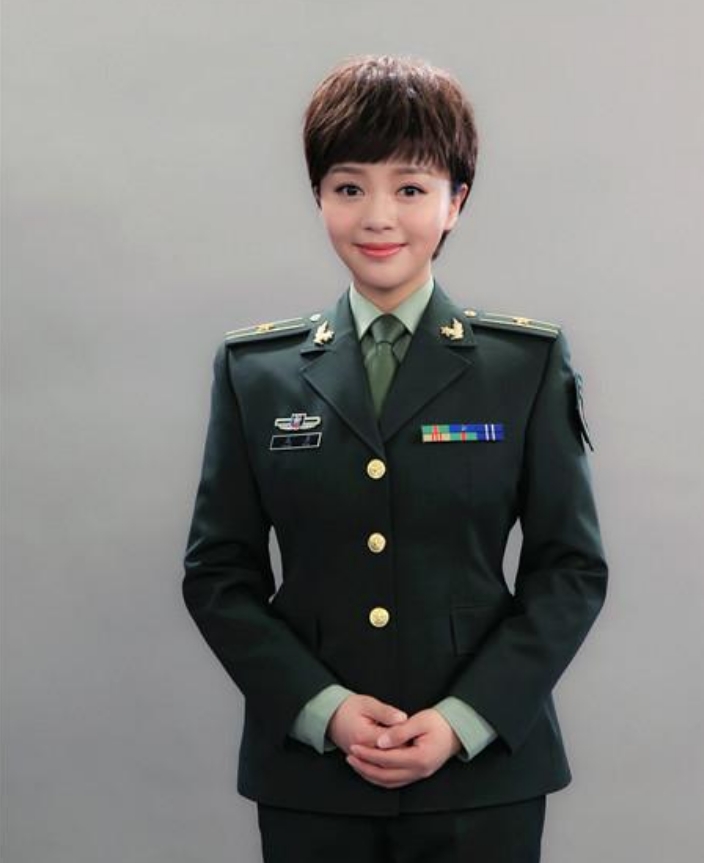 国防军事节目中的璀璨明珠，美女主持人照片背后的故事，国防军事节目中的明珠，美女主持人背后的故事