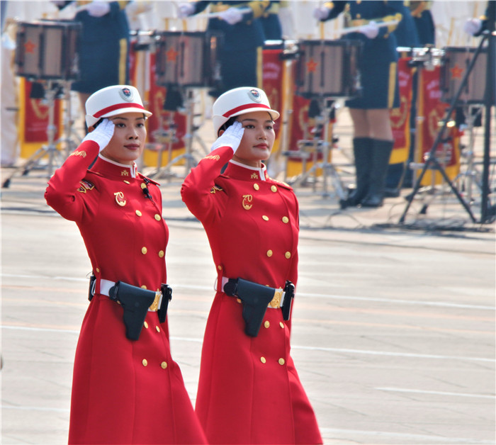 阅兵女民兵方队走过天安门广场，荣耀与力量的展现，阅兵女民兵方队荣耀走过天安门广场，力量与风采的展现