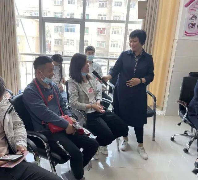 尊敬的各位领导、亲爱的战友们，尊敬的领导与亲爱的战友们，共同前行
