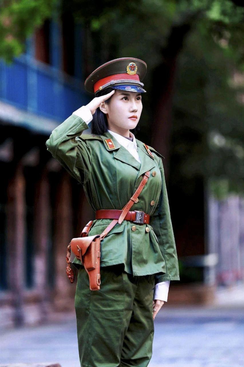 女兵身着87式军装的独特风采，女兵身着87式军装的独特魅力风采