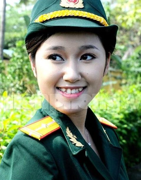 越南女兵与中国男兵的交融，跨越国界的友谊与合作，越南女兵与中国男兵的友谊与合作，跨越国界的交融