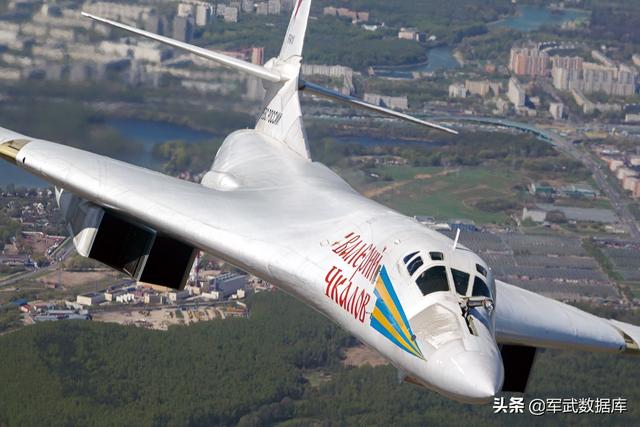 图22逆火轰炸机和图-160战略轰炸机，两款轰炸机的差异与特点分析，图22逆火轰炸机和图-160战略轰炸机，差异与特点深度解析