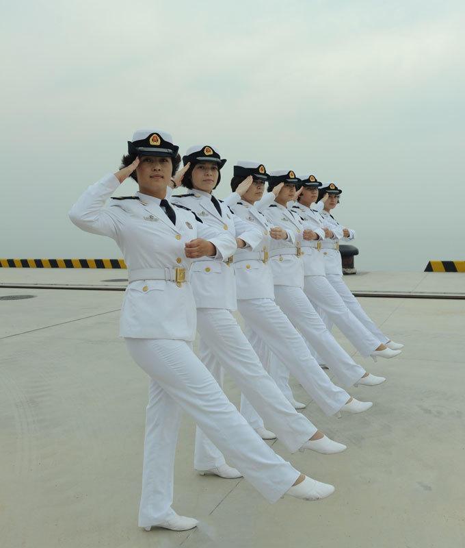 中国女兵，图片中的美丽与力量，中国女兵的美丽与力量，图片展现风采