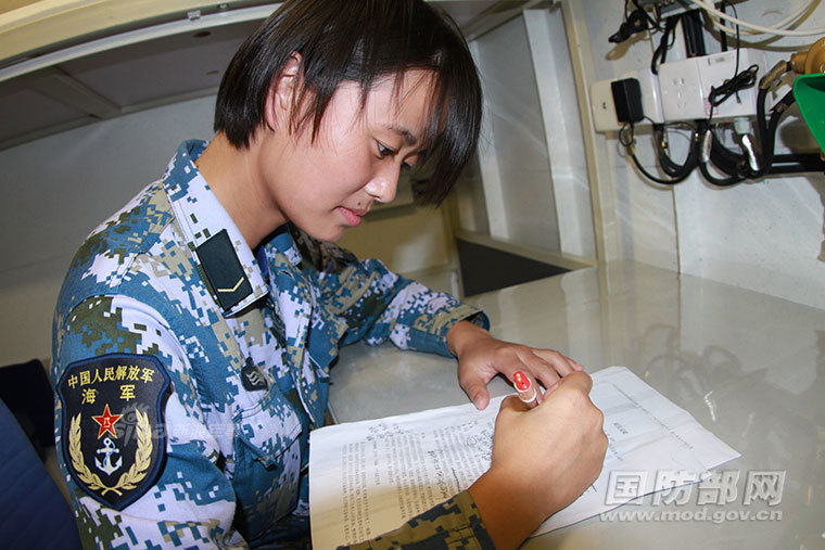 南昌舰女兵霸气回应外舰挑衅，展现中国海军力量的坚定自信，南昌舰女兵自信回应挑衅，彰显中国海军力量坚定自信风采