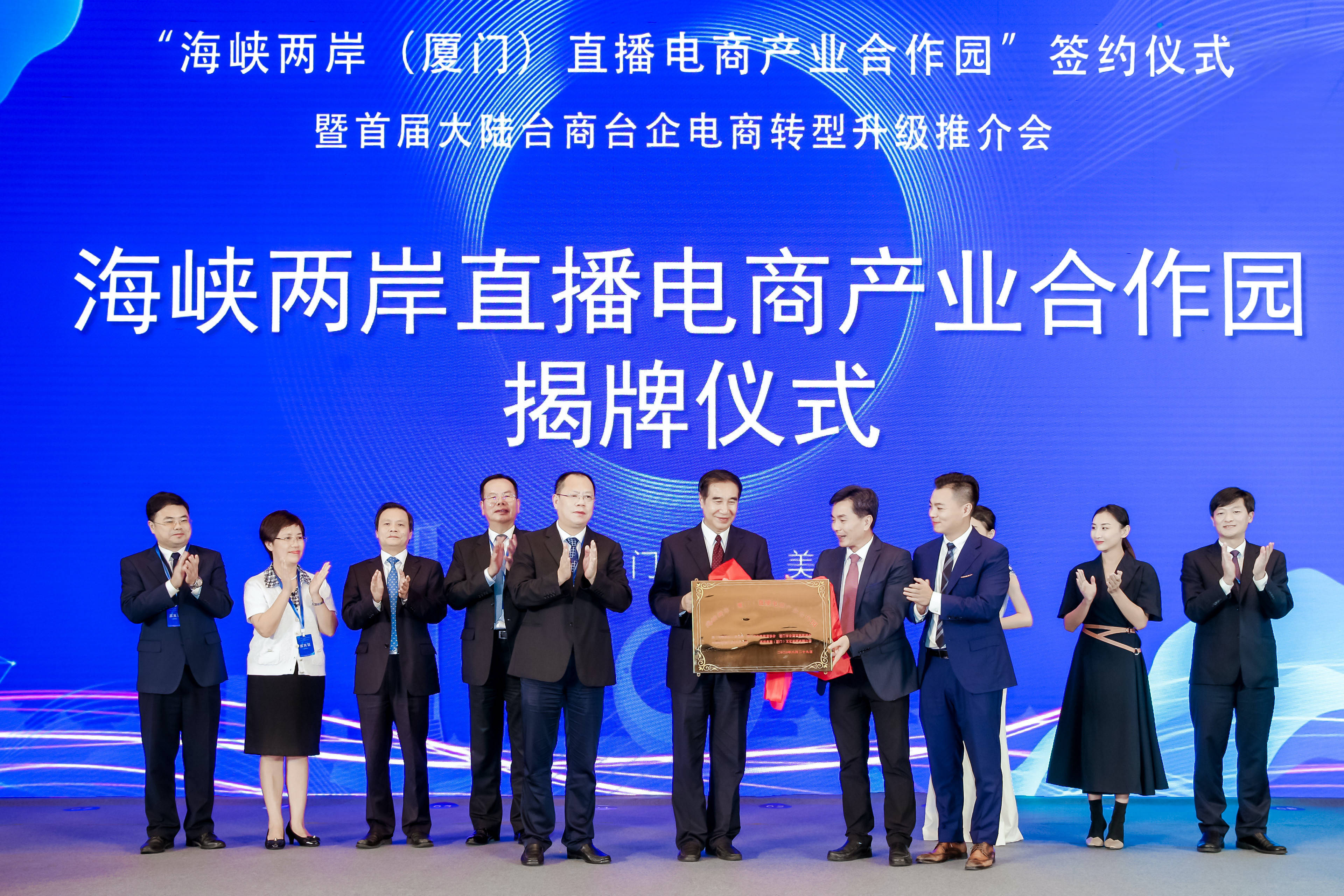 今晚海峡两岸直播，共赏文化盛宴，共叙两岸情深，海峡两岸直播之夜，共赏文化盛宴，共叙深情厚谊
