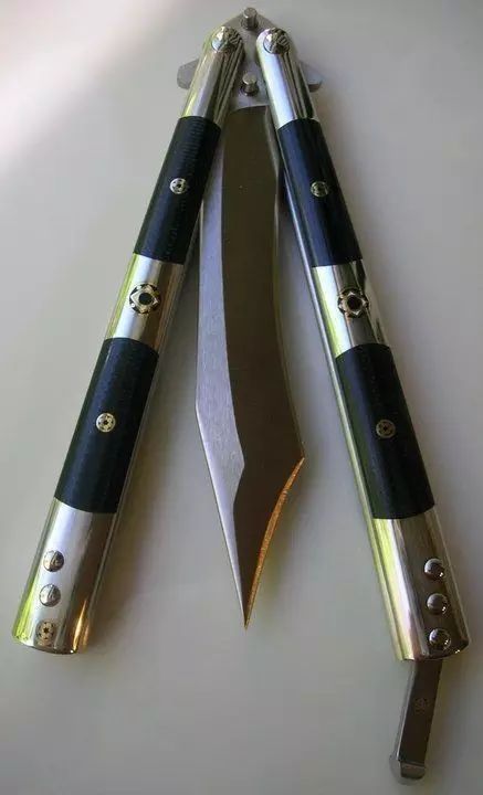 小型冷兵器，历史、种类与实战应用，小型冷兵器，历史沿革、种类及实战应用探究