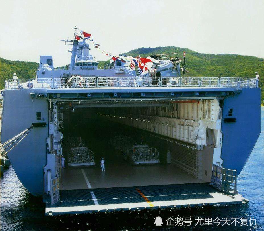 井冈山号船坞登陆舰内部细节，揭示现代化海军力量的神秘面纱，井冈山号船坞登陆舰内部细节揭秘，窥探现代化海军力量的神秘面纱