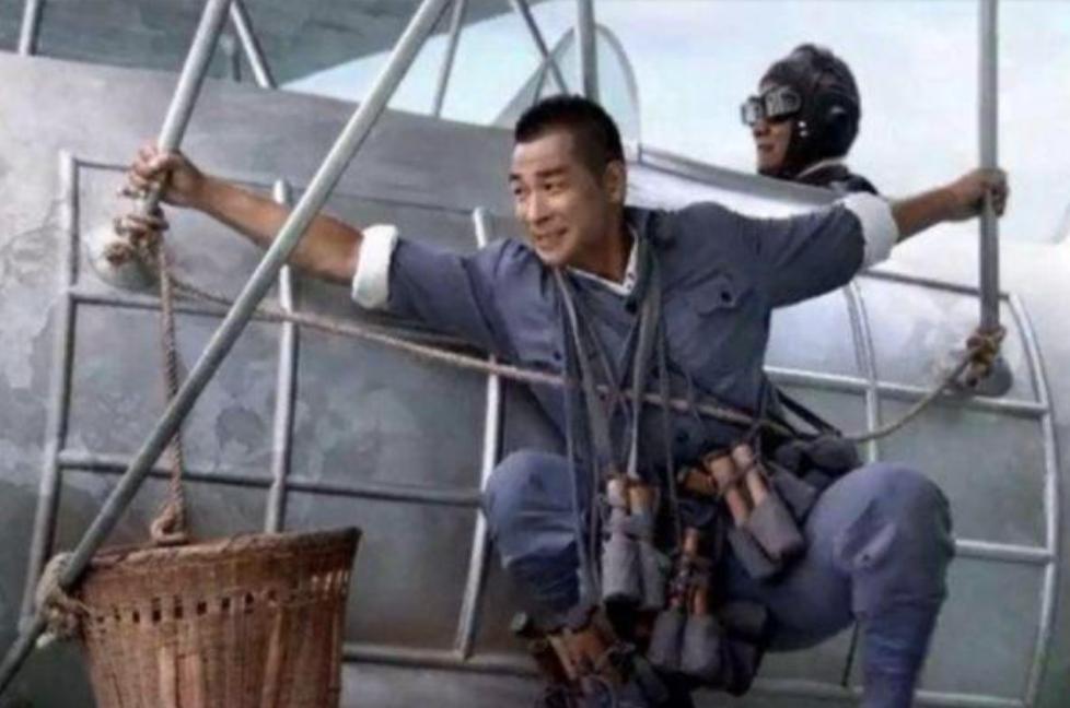 手榴弹炸飞机，荒诞背后的现实思考，手榴弹炸飞机，荒诞事件背后的深刻现实思考