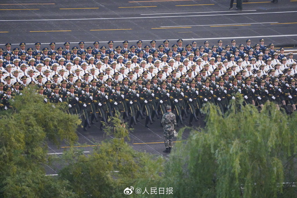 阅兵方阵里，荣耀与力量的展现，阅兵方阵，荣耀与力量的汇聚